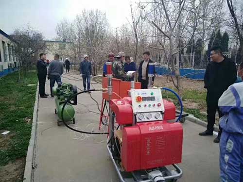 噴涂聚脲施工怎么挑選噴涂機(圖1) 噴涂聚脲防水現(xiàn)場施工拍攝