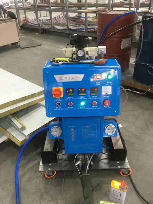 管道防腐材料聚脲用什么機器施工光滑?(圖1) 噴涂聚脲設備